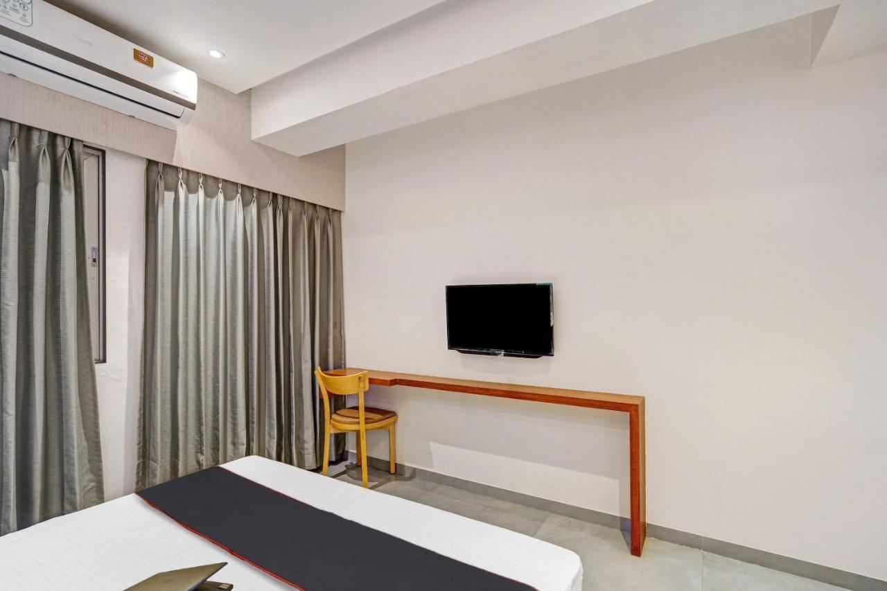Townhouse Oak Hotel Vaibhav Súrat Exteriér fotografie